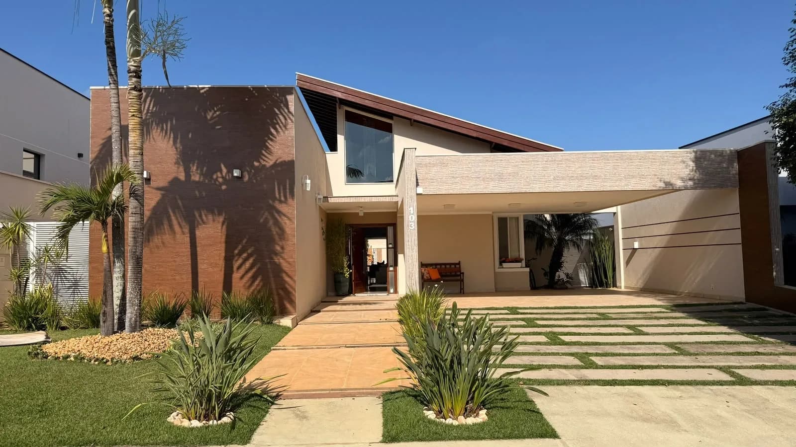 Casa À Venda No Lago da Barra Com 3 Suítes, Piscina e 302 M²