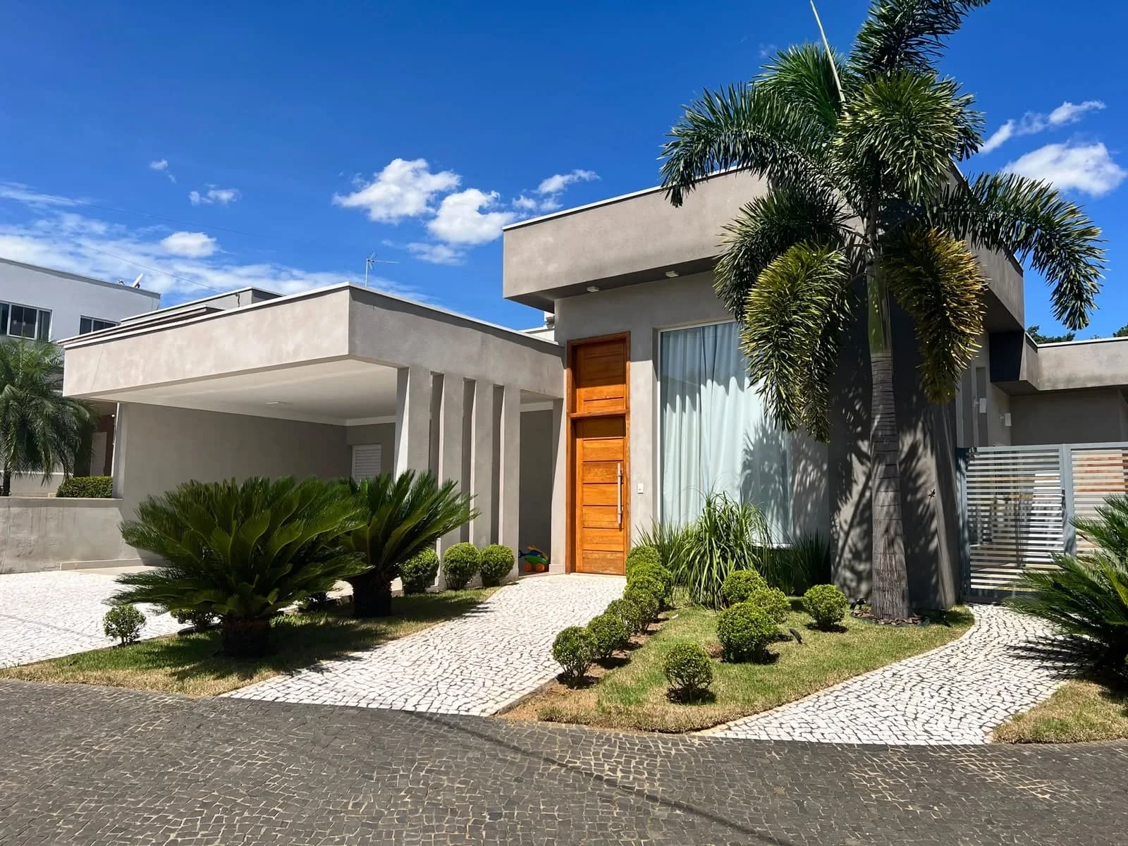 Casa de esquina com piscina e 3 quartos no Vila Guedes