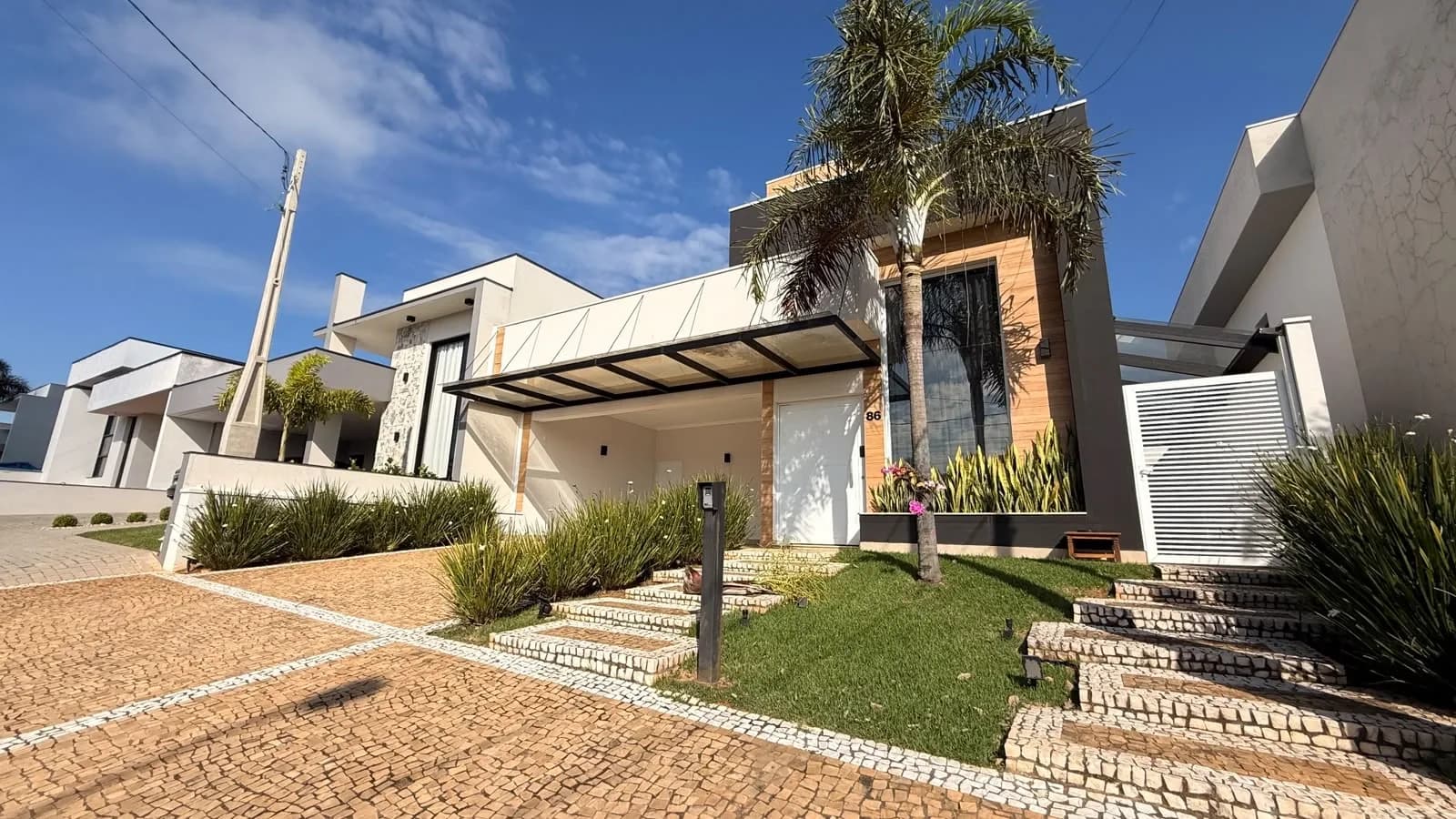Fachada Marcante. Praticidade Em Cada Ambiente.