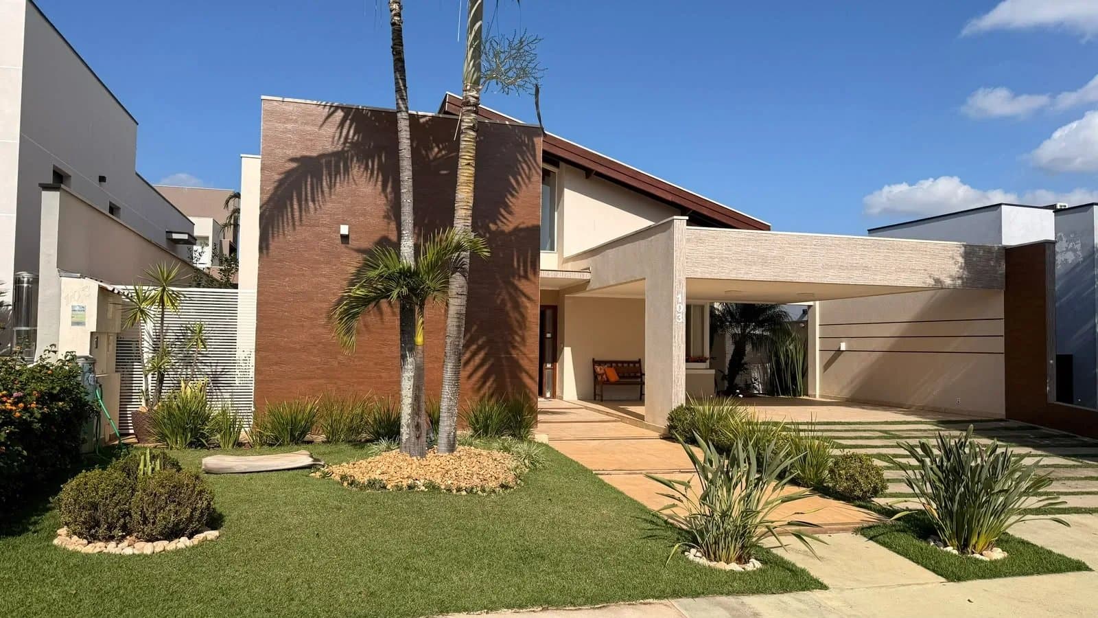 Casa À Venda No Lago da Barra Com 3 Suítes, Piscina e 302 M²