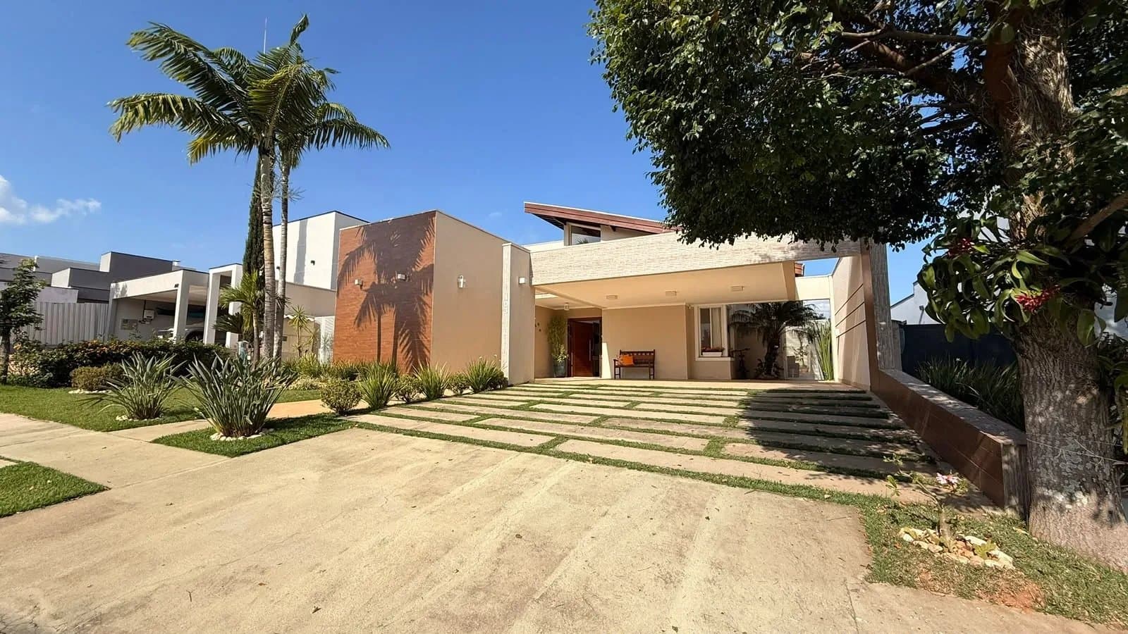 Casa À Venda No Lago da Barra Com 3 Suítes, Piscina e 302 M²