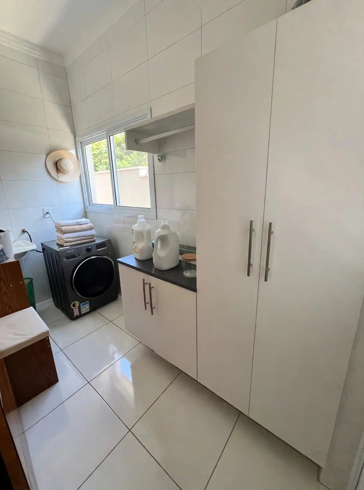 Casa de esquina com piscina e 3 quartos no Vila Guedes