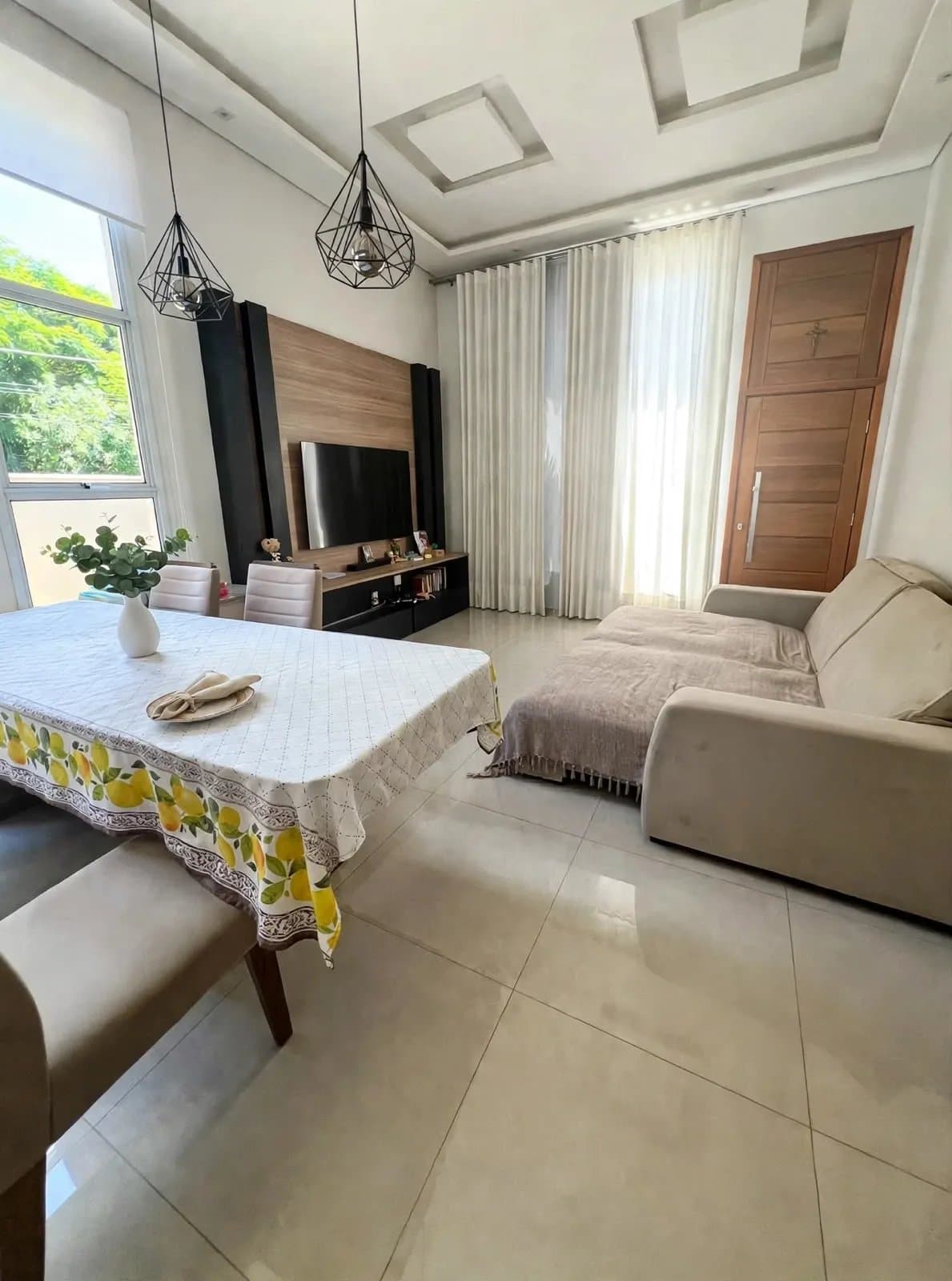 Casa de esquina com piscina e 3 quartos no Vila Guedes