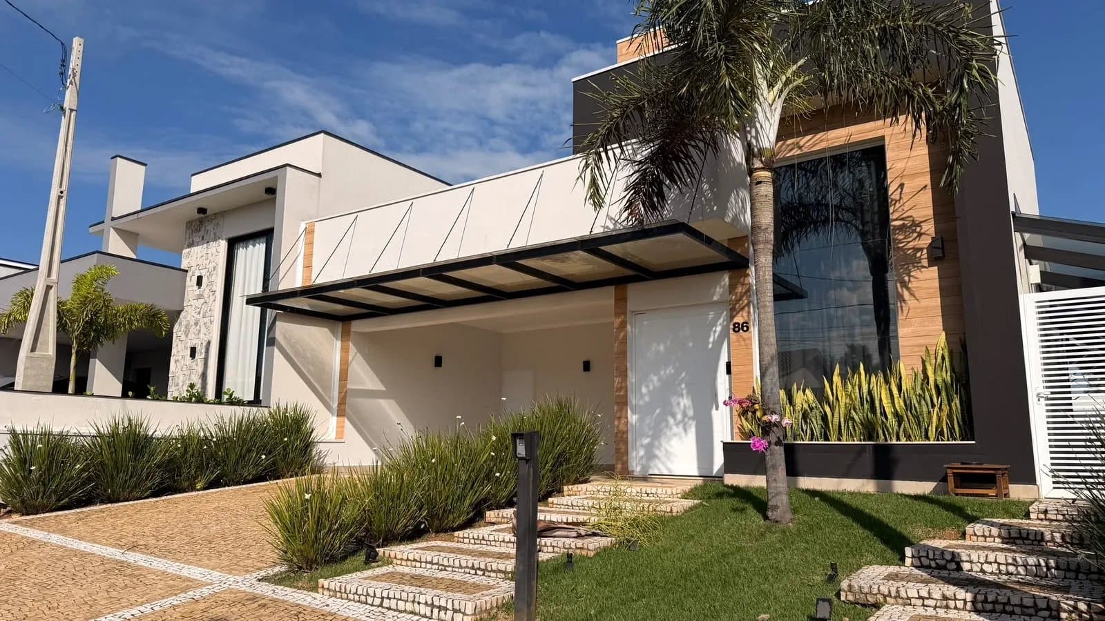 Fachada Marcante. Praticidade Em Cada Ambiente.